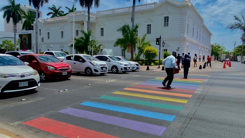 Culiacanenses le dicen «No» a la homofobia, utilizando el cruce peatonal LGBT+