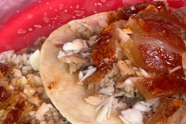 Tacos de cochito tatemado, de los preferidos en Mazatlán