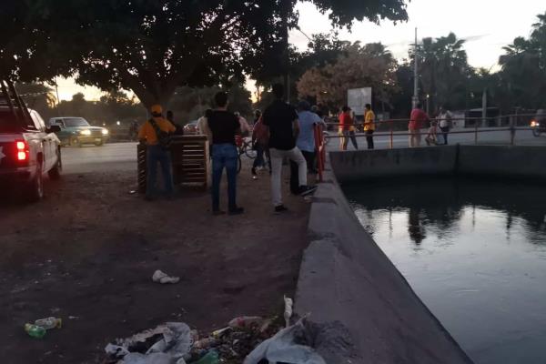 Cae adulto de 70 años a un canal en Taxtes, El Fuerte