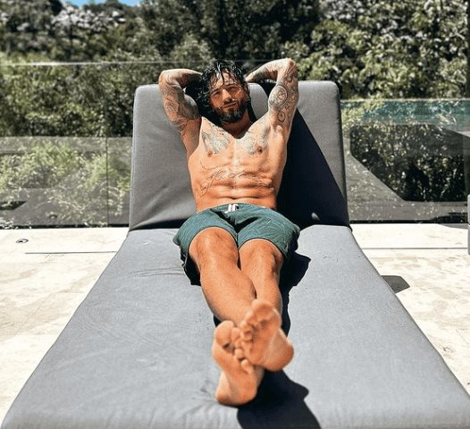 Maluma prende las redes con fotos de cuando toma el sol