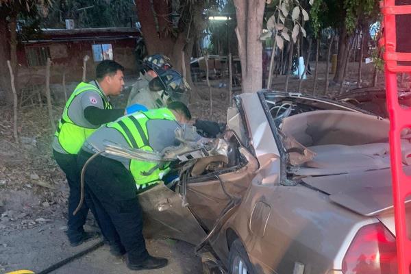 Conductor queda prensado luego de chocar contra camión de pasajeros en Ahome