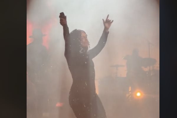 VIDEO | Alicia Keys corea Ella Baila Sola de Peso Pluma en su concierto