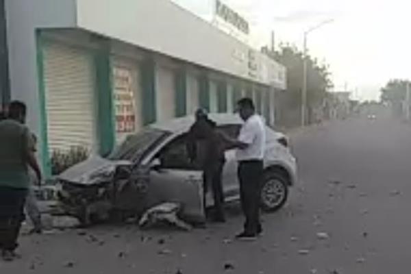 Conductor en estado de ebriedad choca contra poste de luz y queda prensado en Los Mochis 
