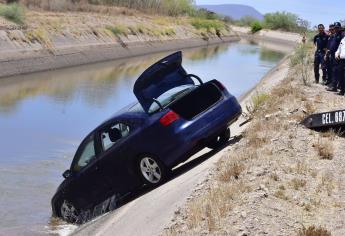 Encuentran un Jetta en canal, al sacarlo hallan cargadores, cartuchos y pastillas de fentanilo