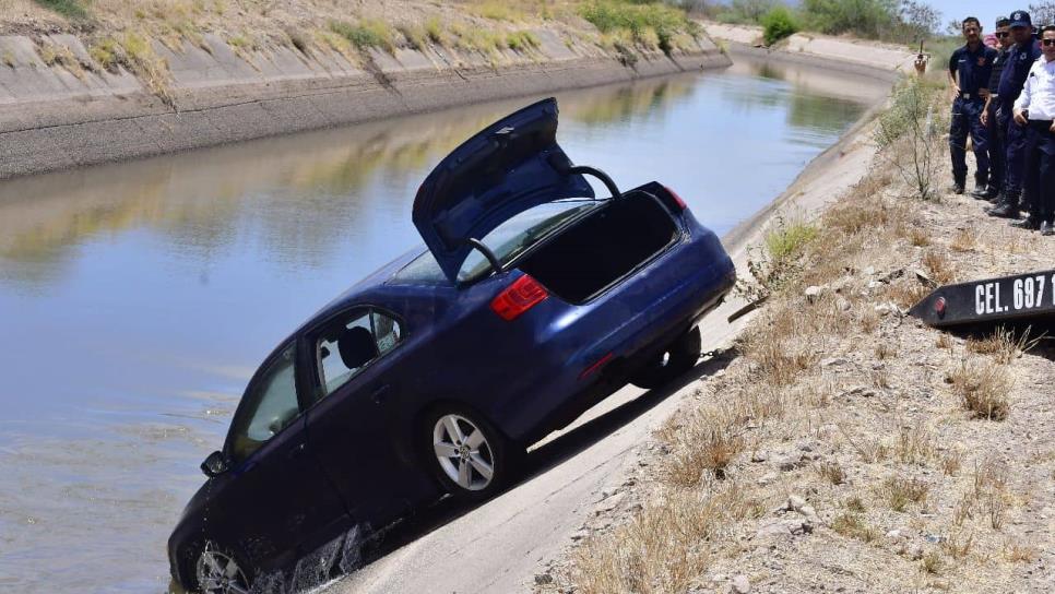 Encuentran un Jetta en canal, al sacarlo hallan cargadores, cartuchos y pastillas de fentanilo