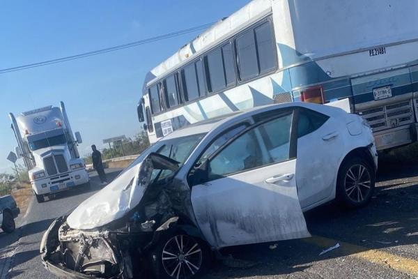 Se accidenta autobús de estudiantes universitarios de Escuinapa