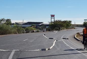 Vuelca tráiler con más de 60 mil litros de diésel en el Campo El Diez, Culiacán