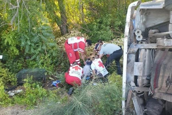 Mochitense vuelca en la México 15 cargado de elotes y termina con fracturas