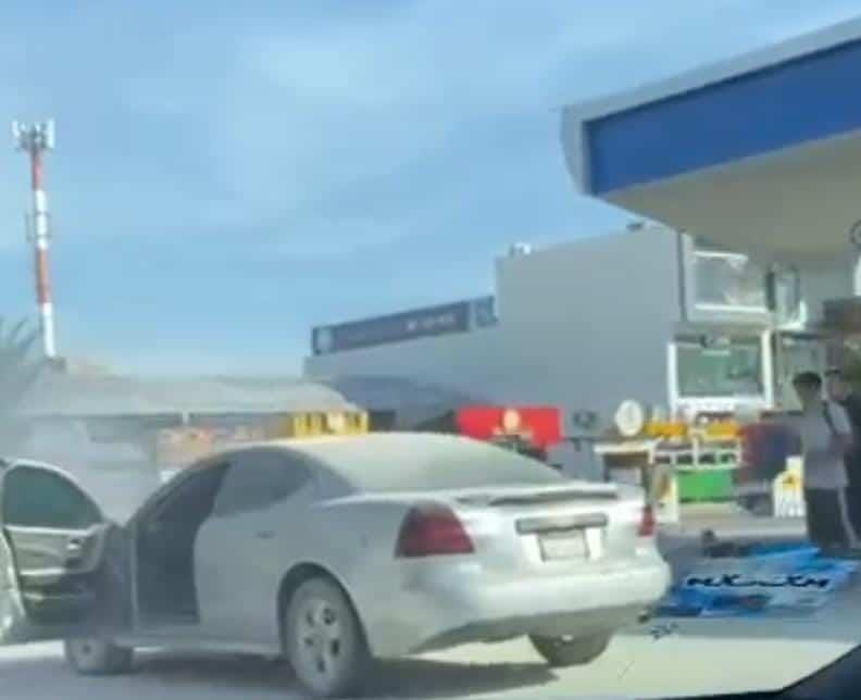 Por «chispas» en el motor, se quema automóvil en Isla Musala