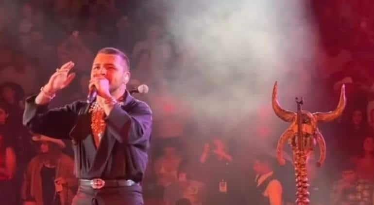 Christian Nodal pasa incómodo momento en pleno concierto | VIDEO