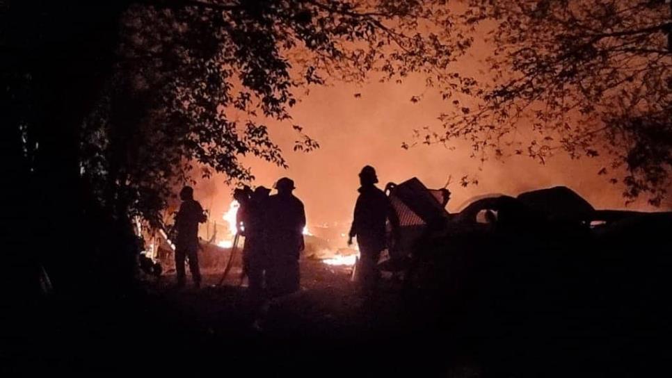 Por tumbar un panal con lumbre, queman un yonke y se incendian más de 40 vehículos en el ejido 5 de Mayo, Ahome