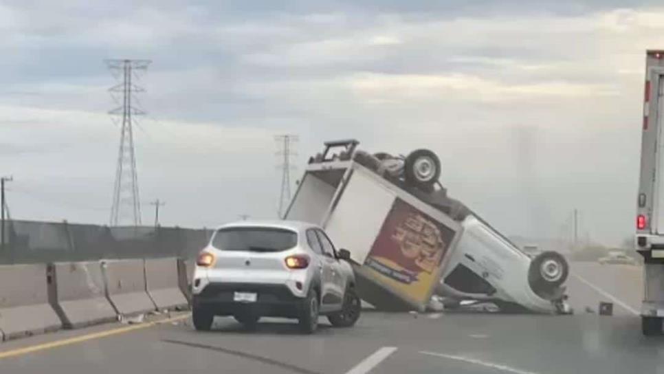 Vuelca camioneta cargada de carnes frías en Juan José Ríos; la gente rapiñó el producto Vuelca camioneta cargada de carnes frías en Juan José Ríos; la gente rapiñó el producto