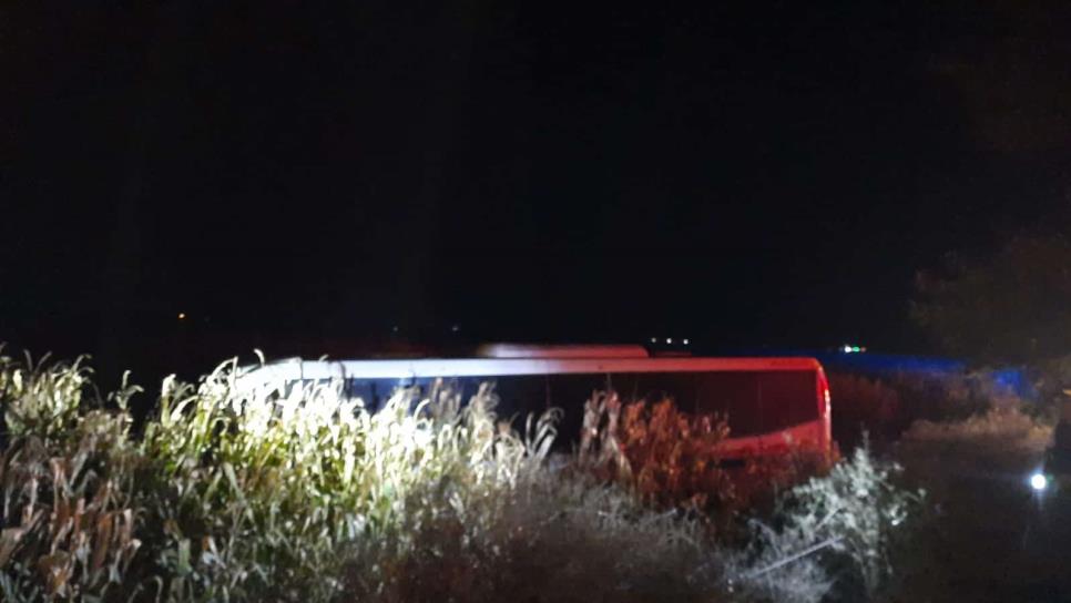 Un camión de personal termina entre unas parcelas de Las Bebelamas de San Pedro, Navolato,