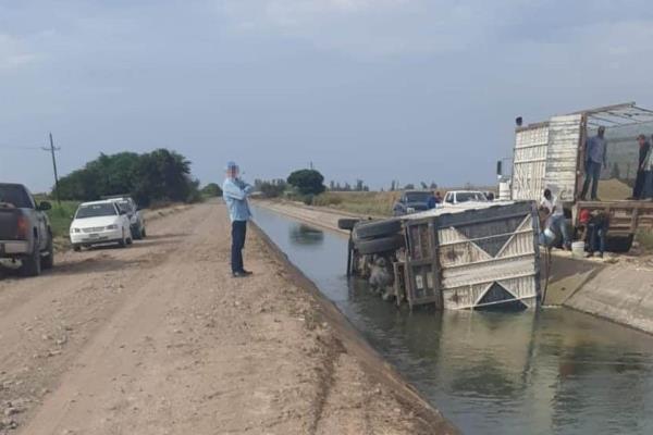 Conductor se salva de milagro, se asusta y deja abandonado el vehículo en Guasave