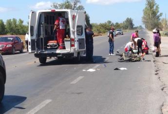 Pareja de motociclistas resulta lesionada al impactarse contra un vehículo estacionado