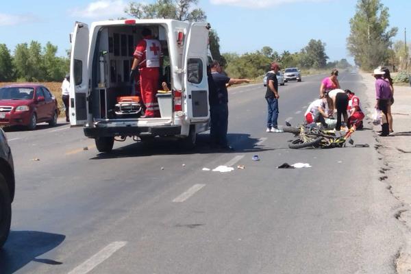 Pareja de motociclistas resulta lesionada al impactarse contra un vehículo estacionado