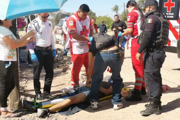 Adolescente derrapa en su moto, lo trasladan grave e inconsciente a hospital de Los Mochis