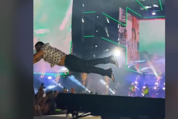 VIDEO | Eduin Caz se lanza como luchador al público en concierto y ¡nadie lo cacha!