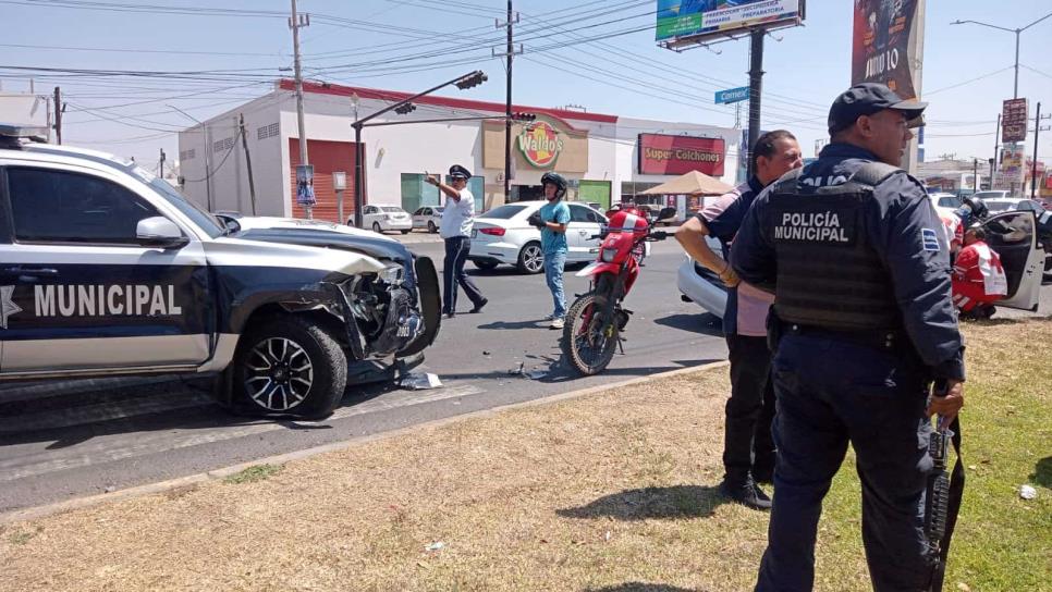 Choca patrulla y policía queda golpeado, en la 4 de Marzo