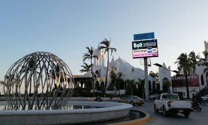 Municipio de Mazatlán busca retirar esfera millonaria que inauguró el «Químico» frente al Valentinos