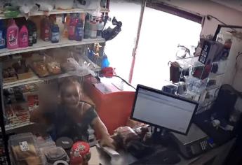 Mujer con cuchillo y hombre con pistola persiguen y asaltan a repartidor en abarrote de Culiacán | VIDEO