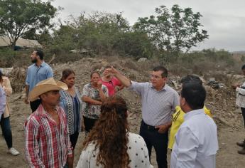 Alcalde de Mazatlán recorre la colonia Jesús Osuna; resolverá problemas de predios