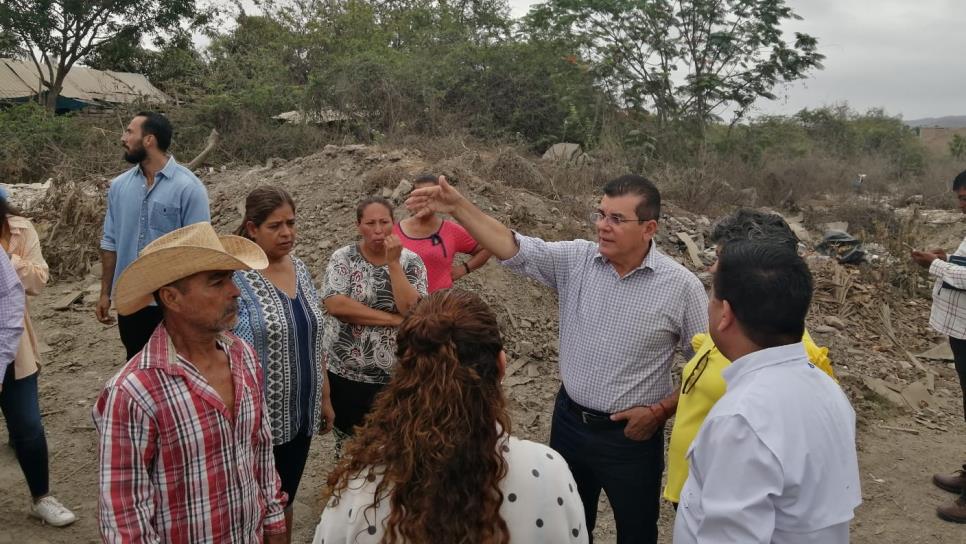 Alcalde de Mazatlán recorre la colonia Jesús Osuna; resolverá problemas de predios