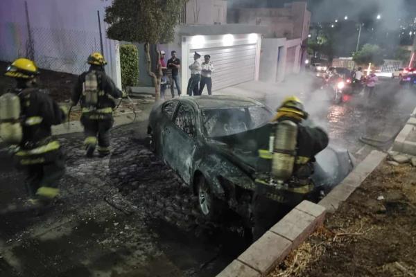 Vehículo termina calcinado al chocar en Colinas de San Miguel, en Culiacán; hay una mujer herida