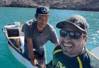 Julión Alvarez pide fiado a un vendedor de comida en medio de la playa en Sonora | VIDEO