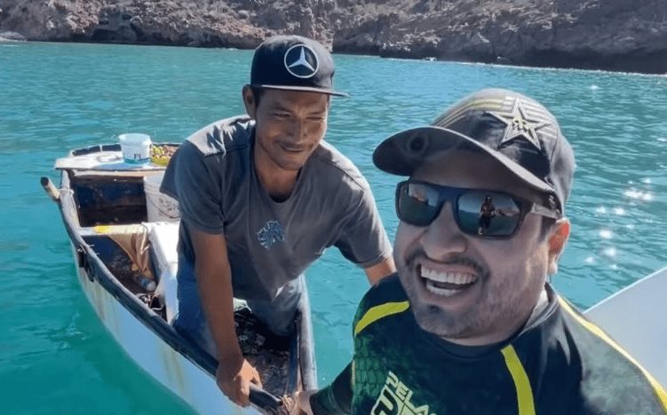 Julión Alvarez pide fiado a un vendedor de comida en medio de la playa en Sonora | VIDEO