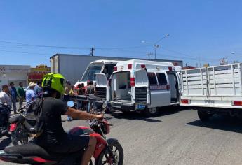 Camión arrolla a motocicleta con mujer y niño abordo: se salvan de milagro, en Mazatlán