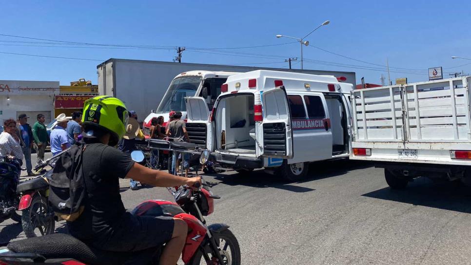 Camión arrolla a motocicleta con mujer y niño abordo: se salvan de milagro, en Mazatlán