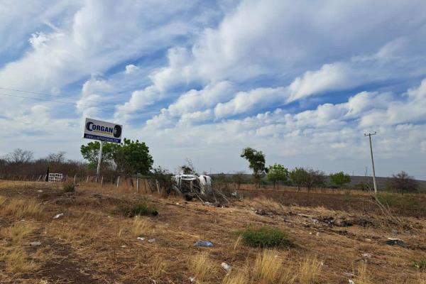 Una unidad de lujo es localizada destrozada en el rancho San Clemente, en Culiacán