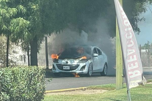 Se incendia un vehículo por el bulevar a Valle Alto en Culiacán