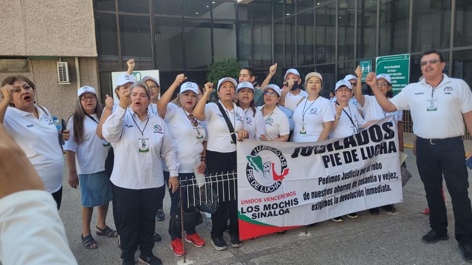 Jubilados del IMSS se manifiestan por el robo de sus pensiones