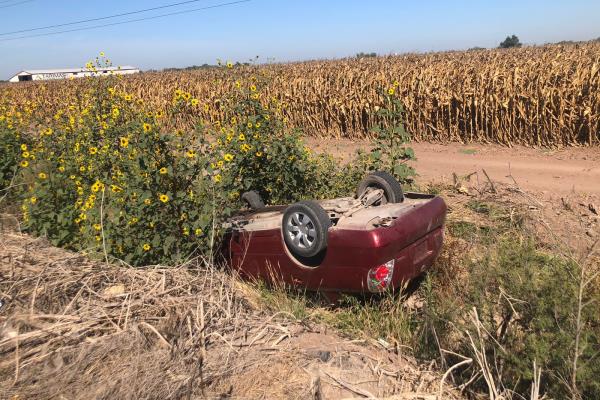 Joven mujer vuelca antes cerca de Compuertas; la rescatan agentes de Tránsito