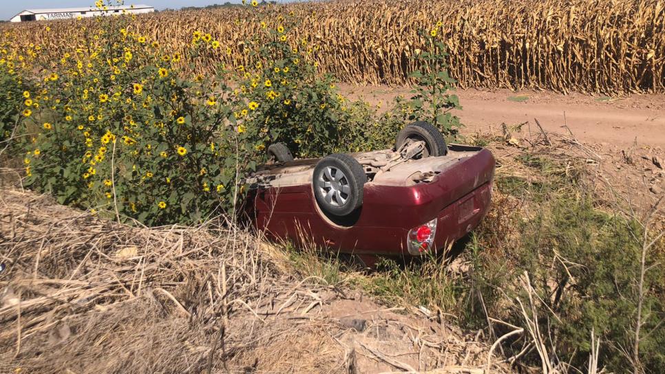 Joven mujer vuelca antes cerca de Compuertas; la rescatan agentes de Tránsito