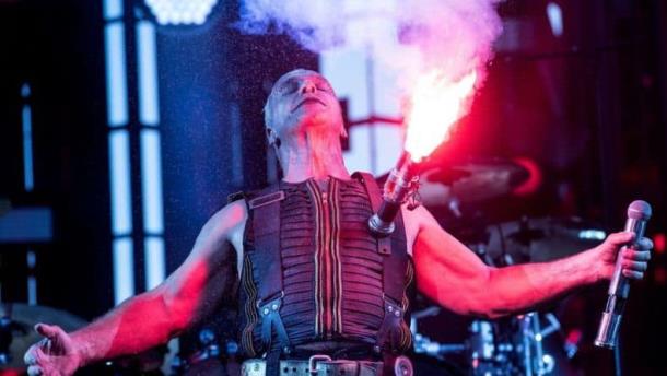 Acusan a Till Lindemann, vocalista de Rammstein, de abuso sexual