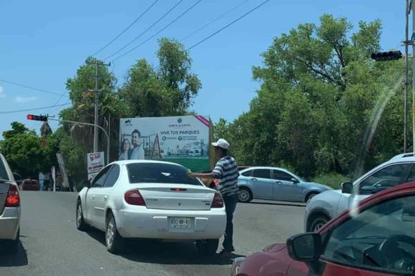 Machetean y le roban dinero a limpiavidrios en San Miguel, Ahome