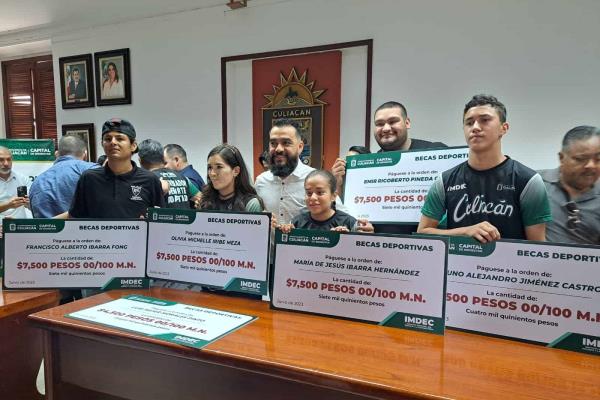 Ayuntamiento de Culiacán entrega 172 becas deportivas