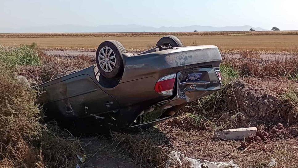 Mujer se sale de la México 15 y vuelca en el Valle del Carrizo, termina en el hospital 