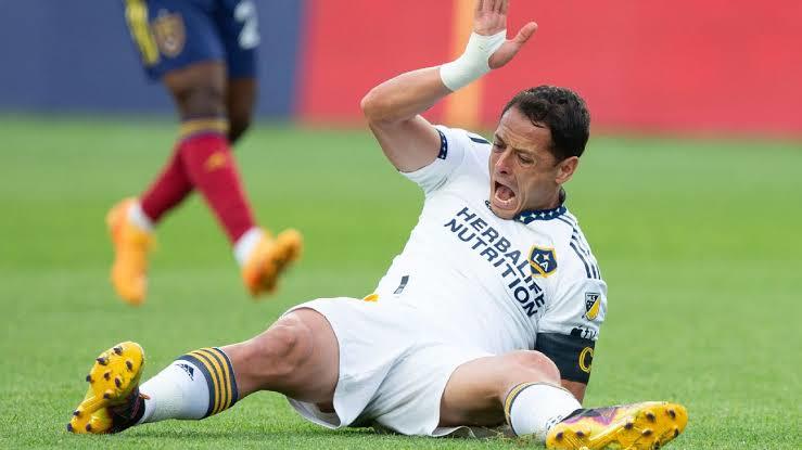 «Me lesione la rodilla, solo espero no sea tan grave»: Chicharito Hernández