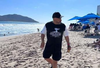 Lupillo Rivera sorprende a bañistas en playa de Mazatlán | VIDEO