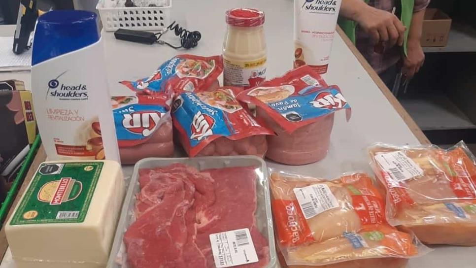 ¡No se va a armar la carnita asada!, las cachan al salir con la carne y las salchichas, terminan en barandilla