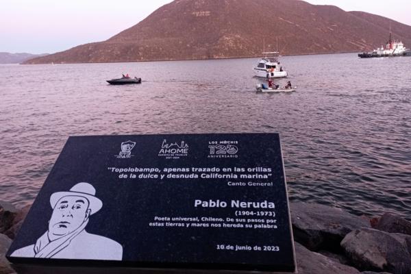 Develan placa a Pablo Neruda en Topolobampo 