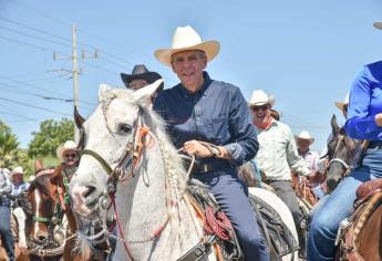 Gerardo Vargas encabeza cabalgata por 120 Aniversario de Los Mochis