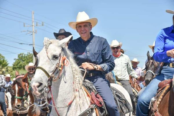 Gerardo Vargas encabeza cabalgata por 120 Aniversario de Los Mochis
