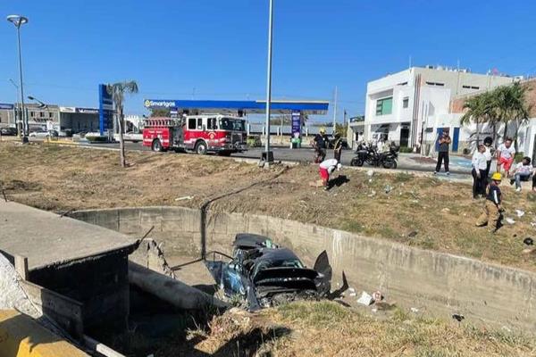 Pierde el control de su vehículo y se va al canal en El Toreo, Mazatlán
