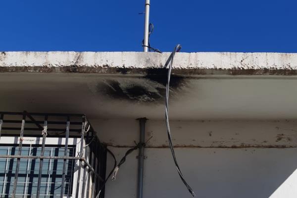 Toman clases debajo de un tejaban en primaria de Navolato; lleva 2 años sin luz