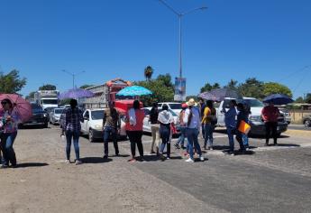 Bloquearon la carretera por 2 horas por primaria que se cae a pedazos en el ejido 5 de Mayo